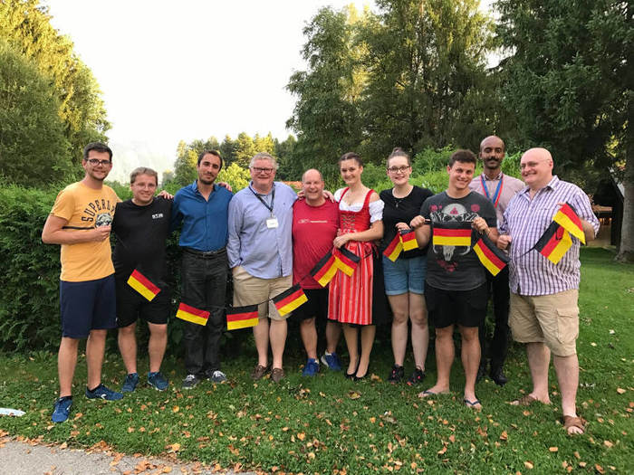 Betreuer halten Deutschland Fahnen im Englisch Feriencamp