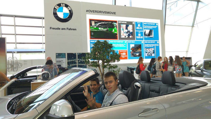 Kinder sitzen in Auto im Englisch Feriencamp