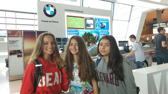 Mädchen lachen im Englisch Feriencamp