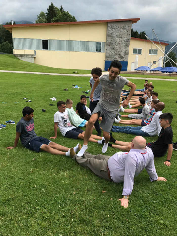 Spiele auf einer Wiese im Englisch Feriencamp