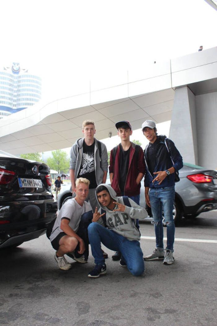 Jungs posen vor Auto im Englisch Feriencamp