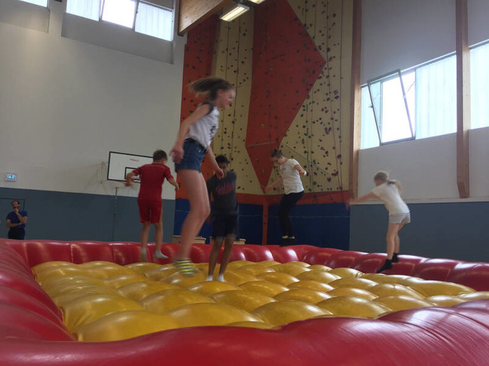 Kinder springen auf Hüpfburg im Englisch Feriencamp