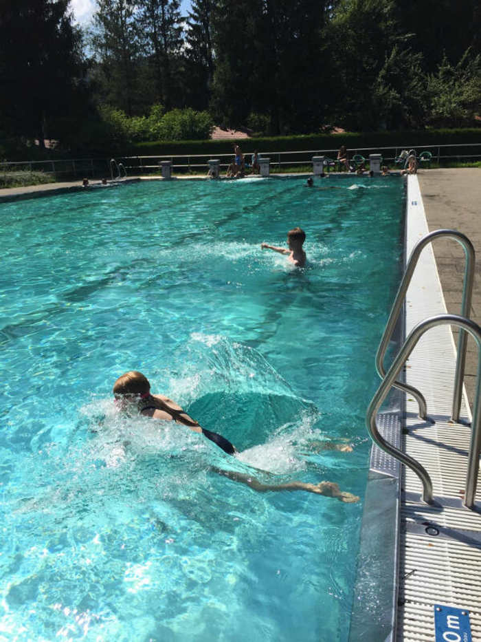 Jungs baden im Pool im Englisch Feriencamp