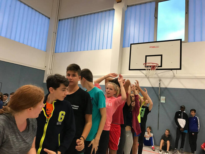 Gruppenspiele in der Turnhalle im Englisch Feriencamp