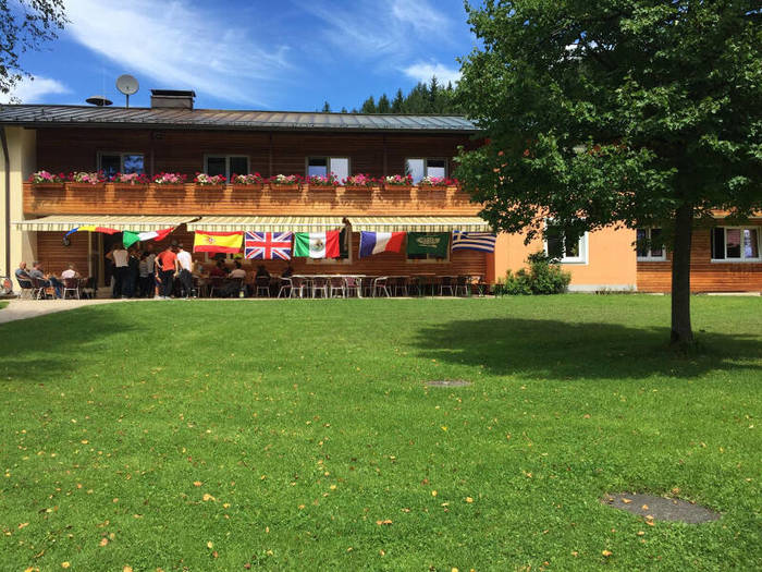 Flaggen an der Unterkunft im Englisch Feriencamp