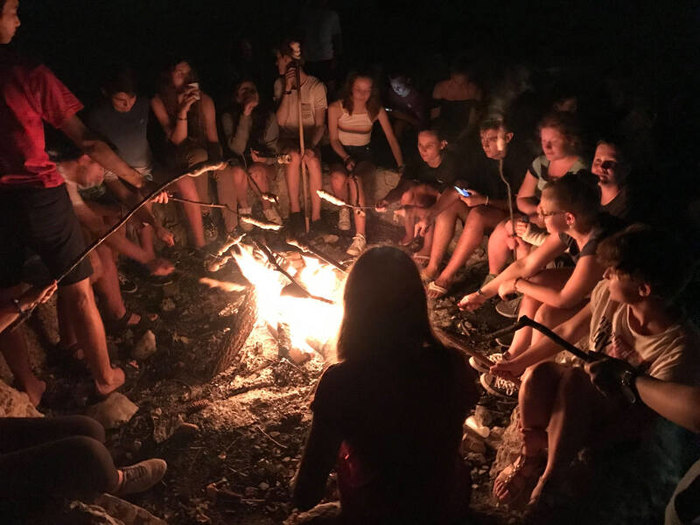 Stockbrot braten am Lagerfeuer im Englisch Feriencamp