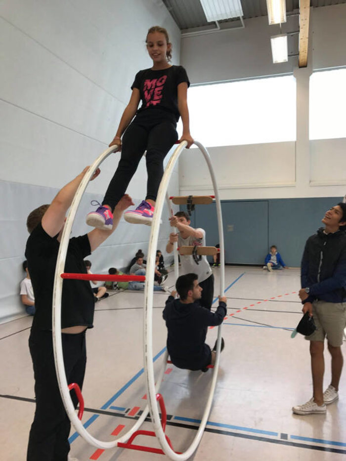 Teilnehmer sind gemeinsam im Rhönrad im Englisch Feriencamp