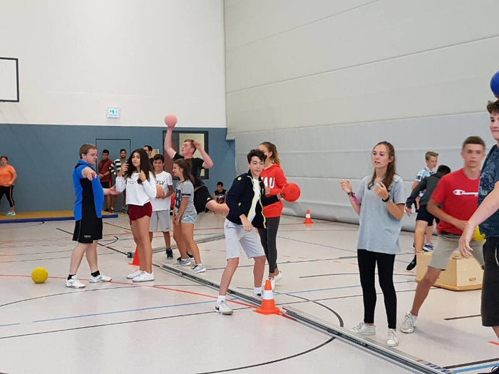 Ballspiele in der Turnhalle im Englisch Feriencamp