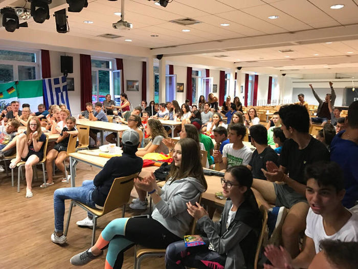 Teilnehmer klatschen im Englisch Feriencamp