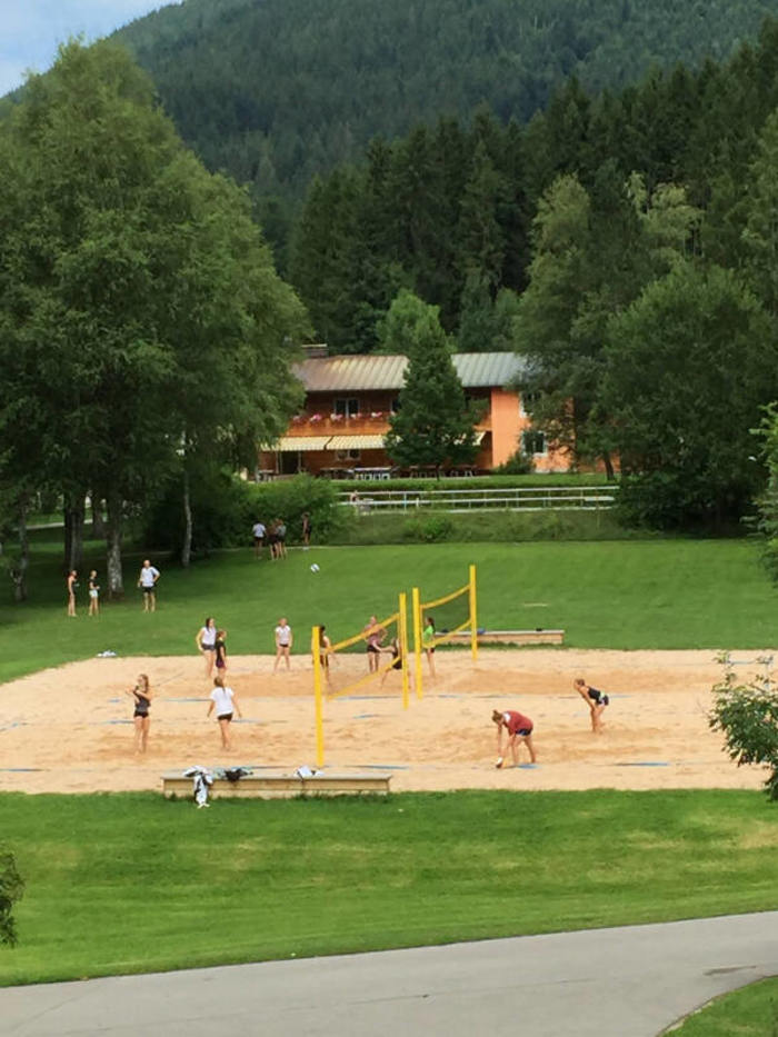 Beach Volleyball Feld im Englisch Feriencamp