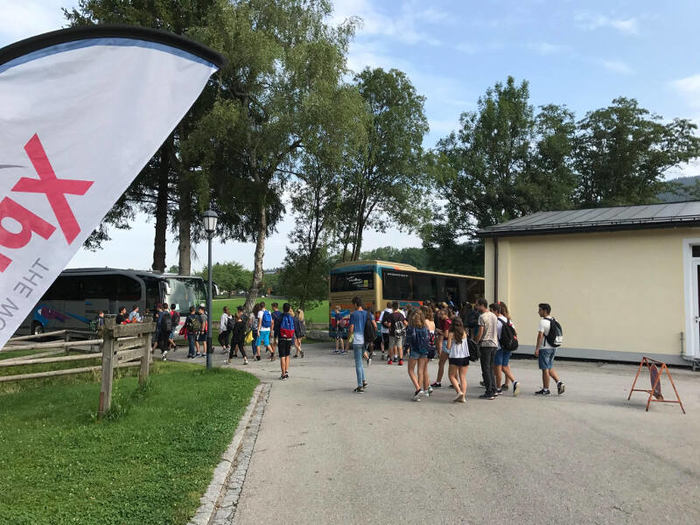 Kinder laufen zum Bus im Englisch Feriencamp