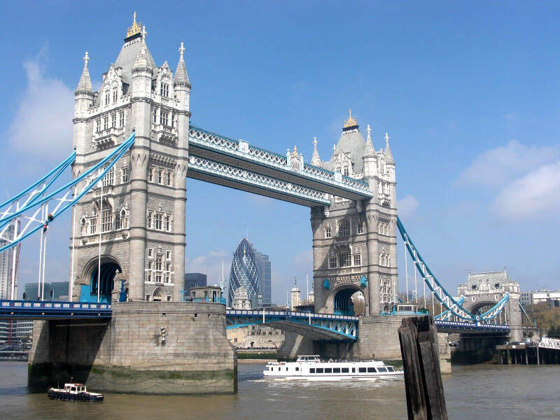 Die Tower Bridge überquert die Themse in der Londoner Innenstadt