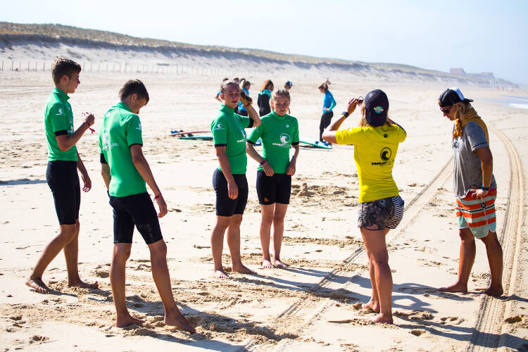 Erklärungen am Strand auf der Surffreizeit
