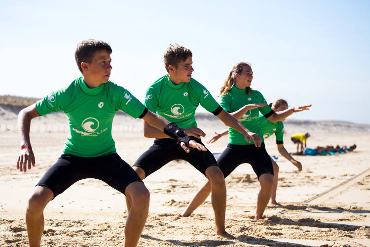 Surfübungen am Strand auf der Surffreizeit