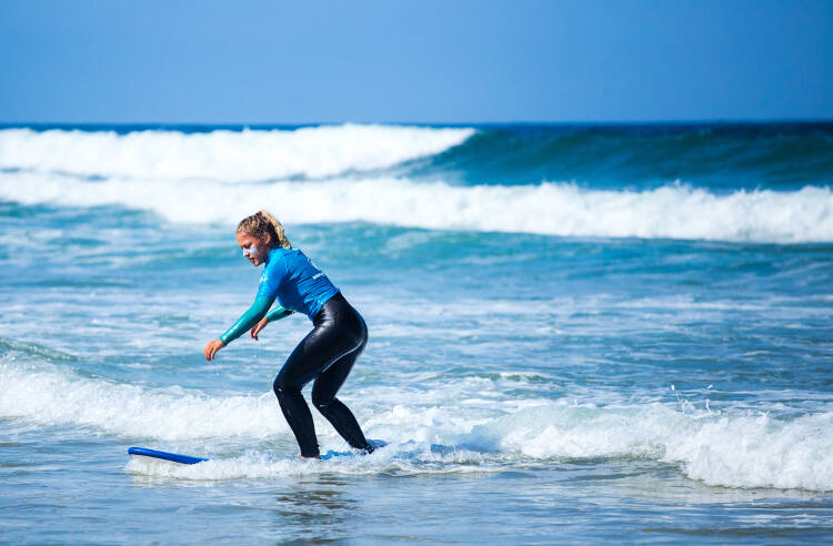 Mädchen surft auf der Surffreizeit