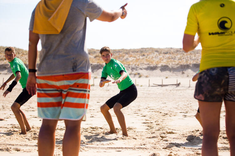 Kinder der Sprachferien Spanien spielen am Strand