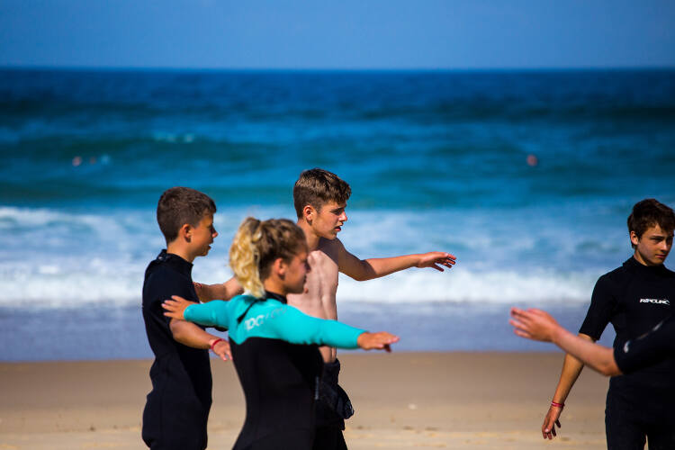 Arme ausstrecken am Strand auf der Surffreizeit
