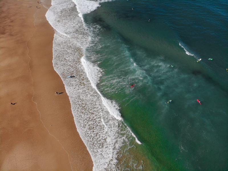 Meer und Strand von oben auf der Surffreizeit