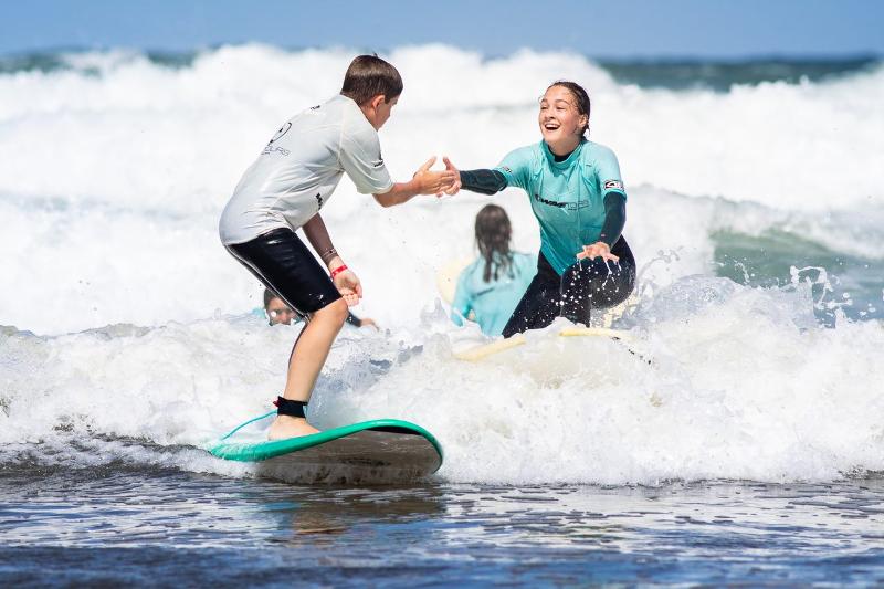 High Five beim Surfen auf der Surffreizeit