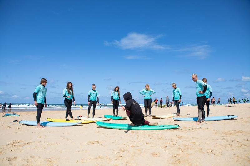 Betreuer zeigt Übung am Strand auf der Surffreizeit