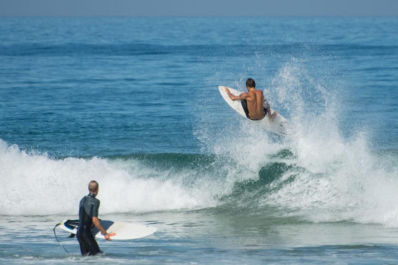 Ein Junge beim Wellenritt im Surf-Camp