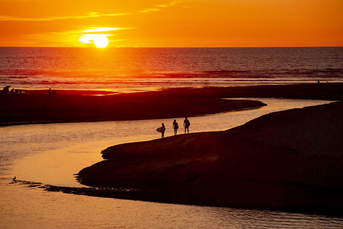 Meer und Strand im Sonnenuntergang auf der Surffreizeit
