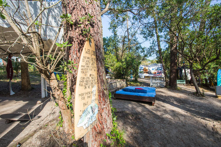 Campregeln an Baum auf der Surffreizeit