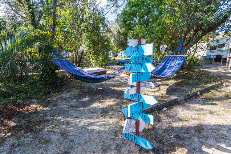 Wegweiser mit Hängematten auf der Surffreizeit
