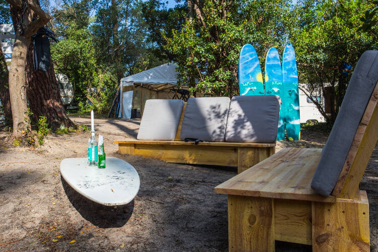 Surfbrett als Tisch auf der Surffreizeit