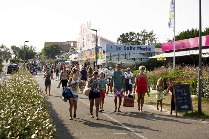 Spazieren in der Stadt auf der Surffreizeit