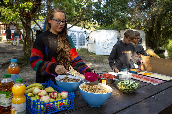 Mädchen bedient sich am Frühstücksbuffet auf der Surffreizeit