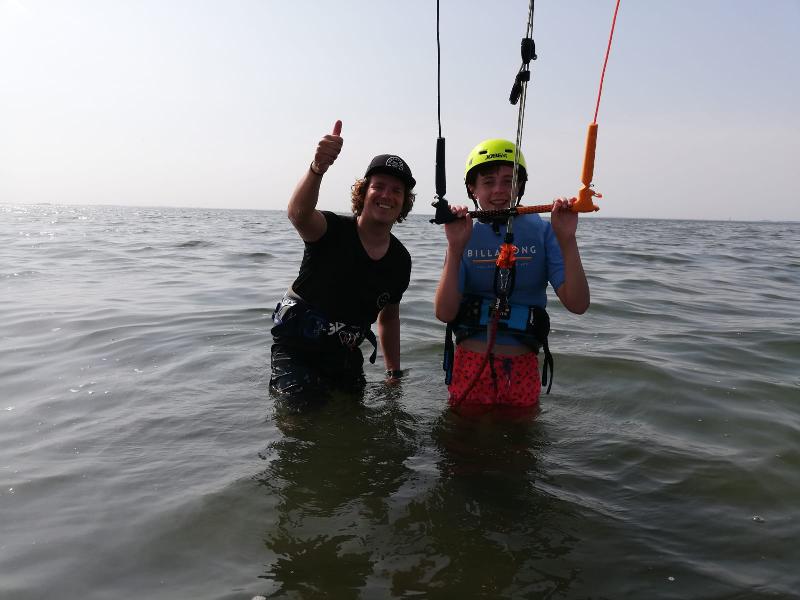 Teilnehmer bei einem Kitesurf-Camp haben Spaß