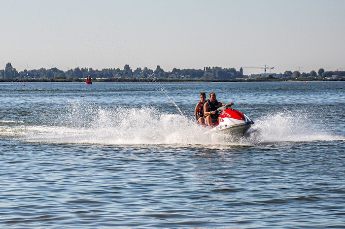Wasser Jet fahren im Kitesurf Camp