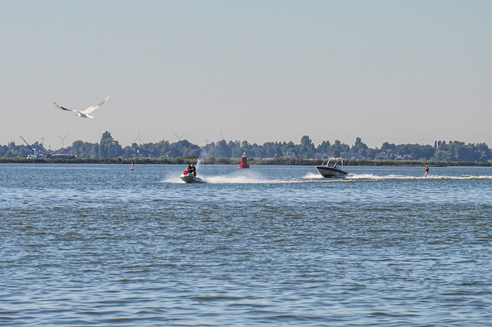 Speedboot fahren im Kitesurf Camp