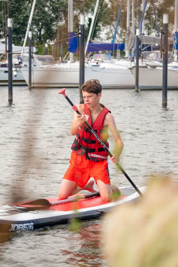 Junge paddelt im Kitesurf Camp