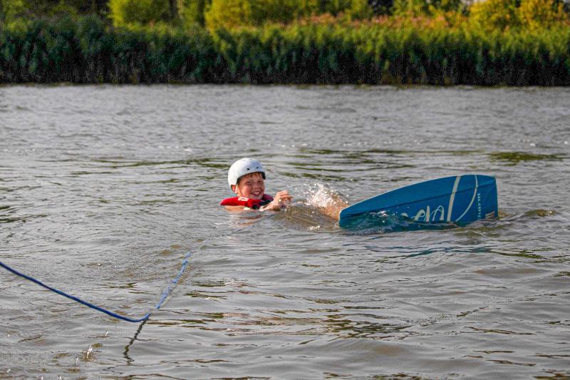 Junge im Wasser im Kitesurf Camp