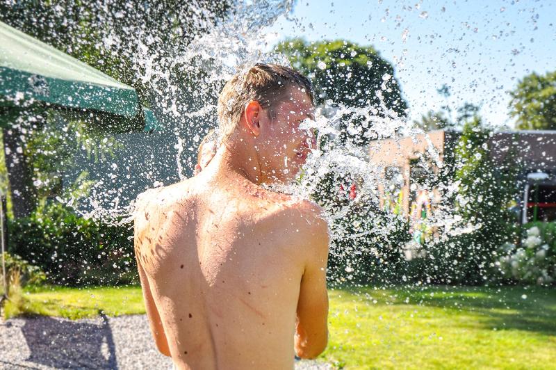 Wasserschlacht im Kitesurf Camp