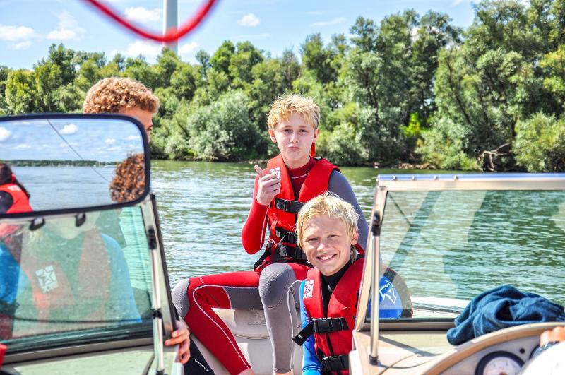 Jungs auf Boot im Kitesurf Camp
