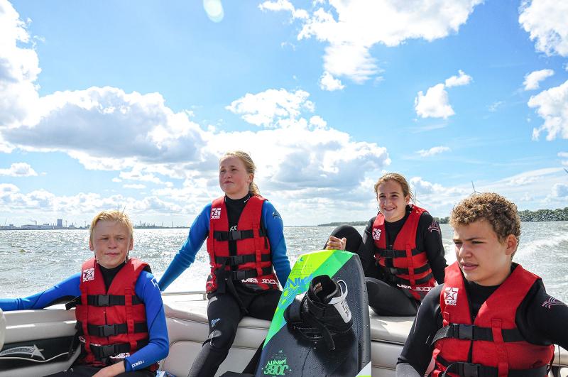 Kinder auf Boot im Kitesurf Camp