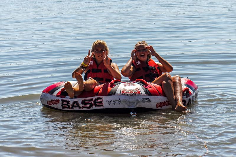 Mädchen auf Wasserreifen im Kitesurf Camp