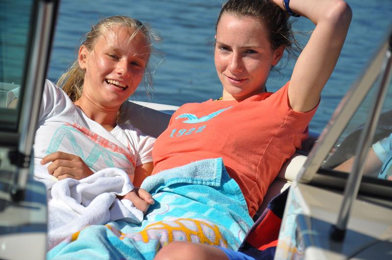 Mädchen lachen auf Boot im Kitesurf Camp
