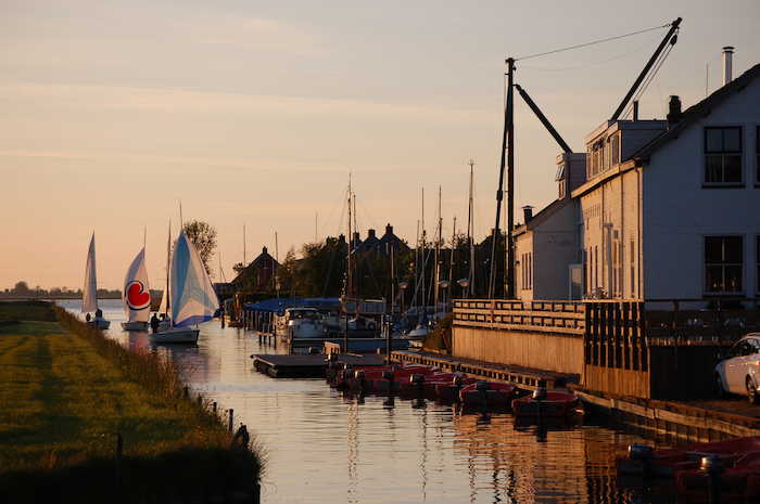 Segelboote bei Abenddämmerung im Camp in Holland