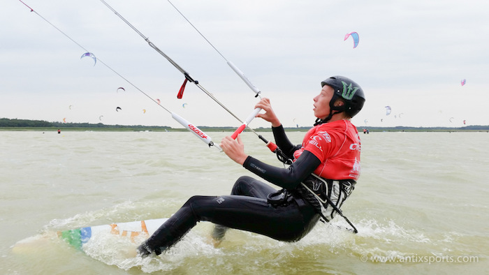 Ein Teilnehmer eines Sport Sommercamps genießt das Wakeboarden auf einem See