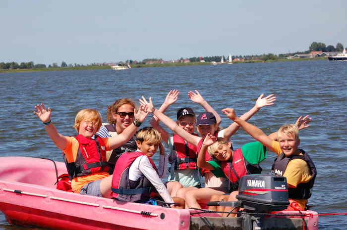 Kinder jubeln auf einem Motorboot auf der Nordsee Jugendreise