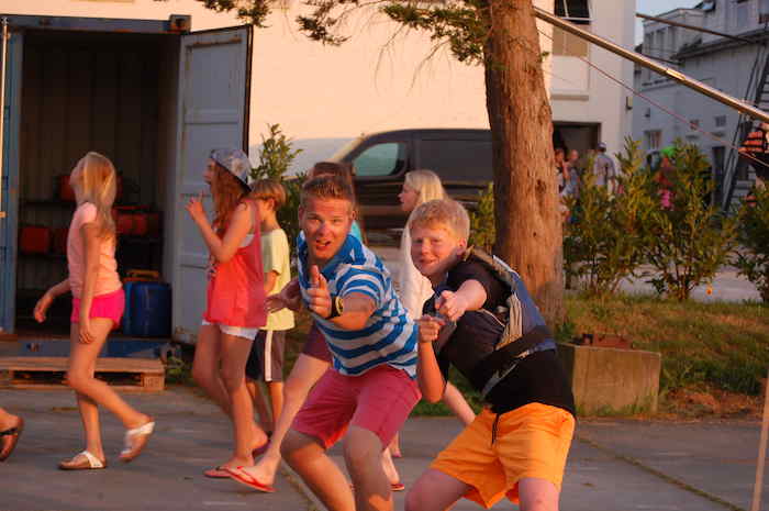 Kinder beim Abendprogramm im Camp in Holland