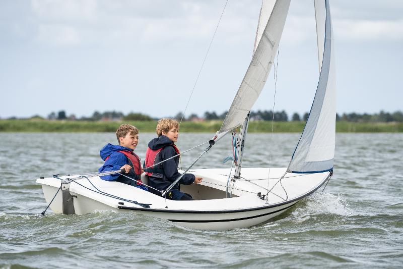 Lachende Jungs beim Segeln im Camp in Holland