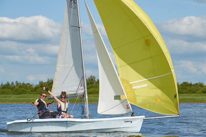 Lachende Mädels im Camp in Holland