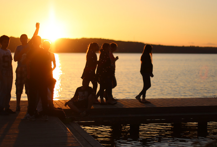 Jugendliche stehen auf Sprachreise Valencia auf Steg beim Sonnenuntergang