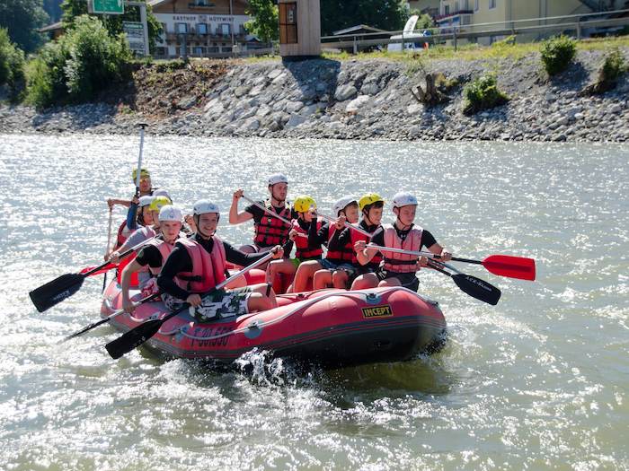 Die Jugendlichen des Feriencamps Kroatien machen River Rafting auf einem Fluss