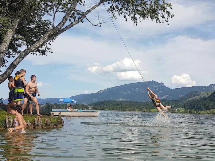 Ins Wasser schwingen im Action Camp